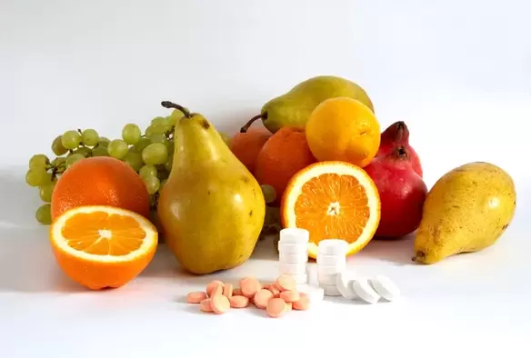 vitamine in frutta e compresse per la potenza